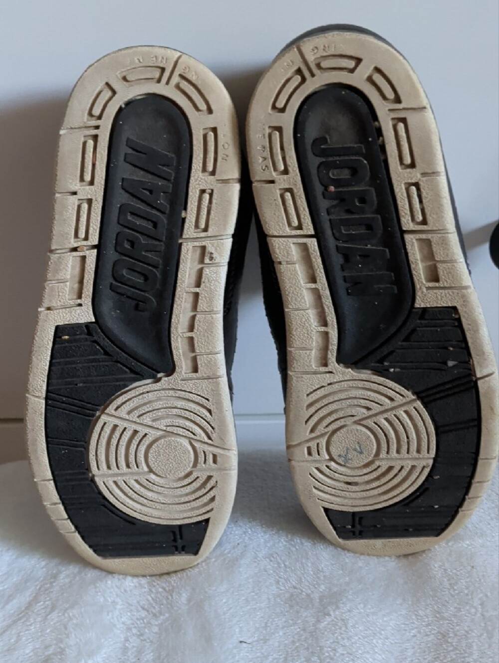 Jordan Kids Black Sneakers Trimmed In White - Picture 8 of 10